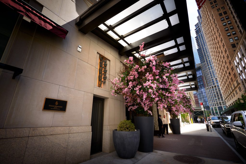 Four Seasons Hotel - Downtown - Lobby entrance