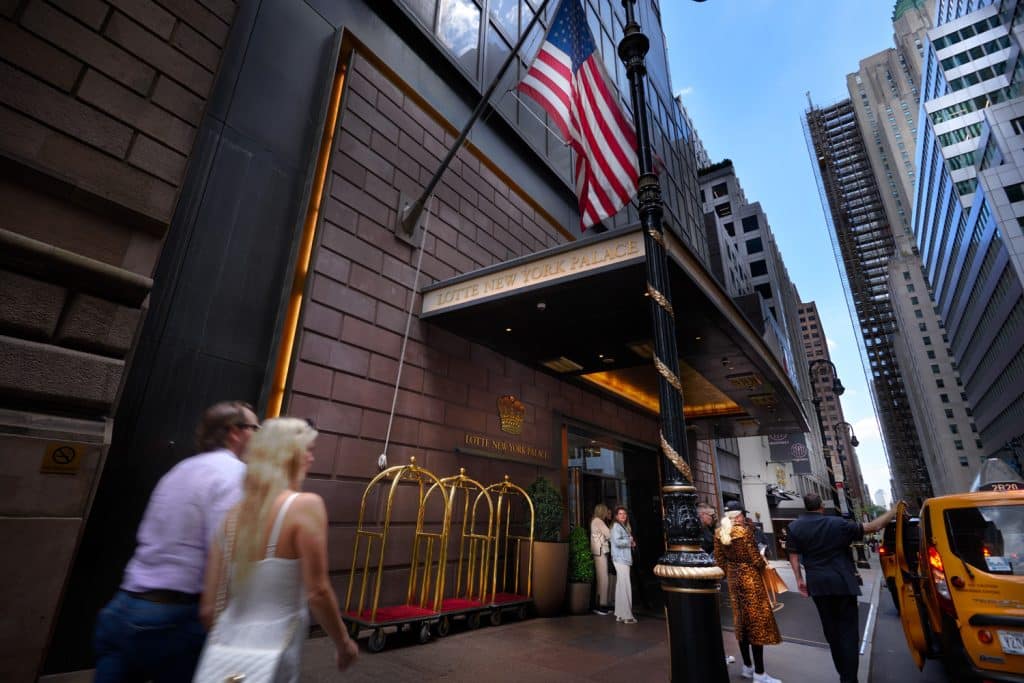 Lotte New York Palace - Lobby entrance