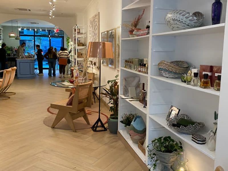 French-guided walking tour showcasing Brooklyn's vibrant culture, featuring street art, vintage markets, and community insights in Bushwick and Williamsburg.