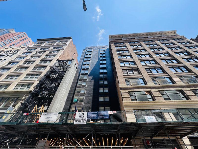Henri on 24 Hotel Chelsea, Sonder - Exterior