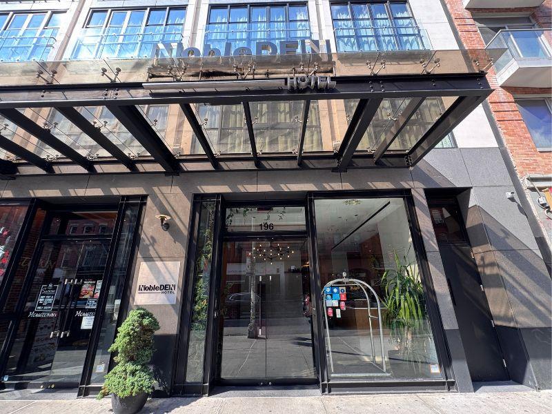 NobleDen Hotel - Entrance